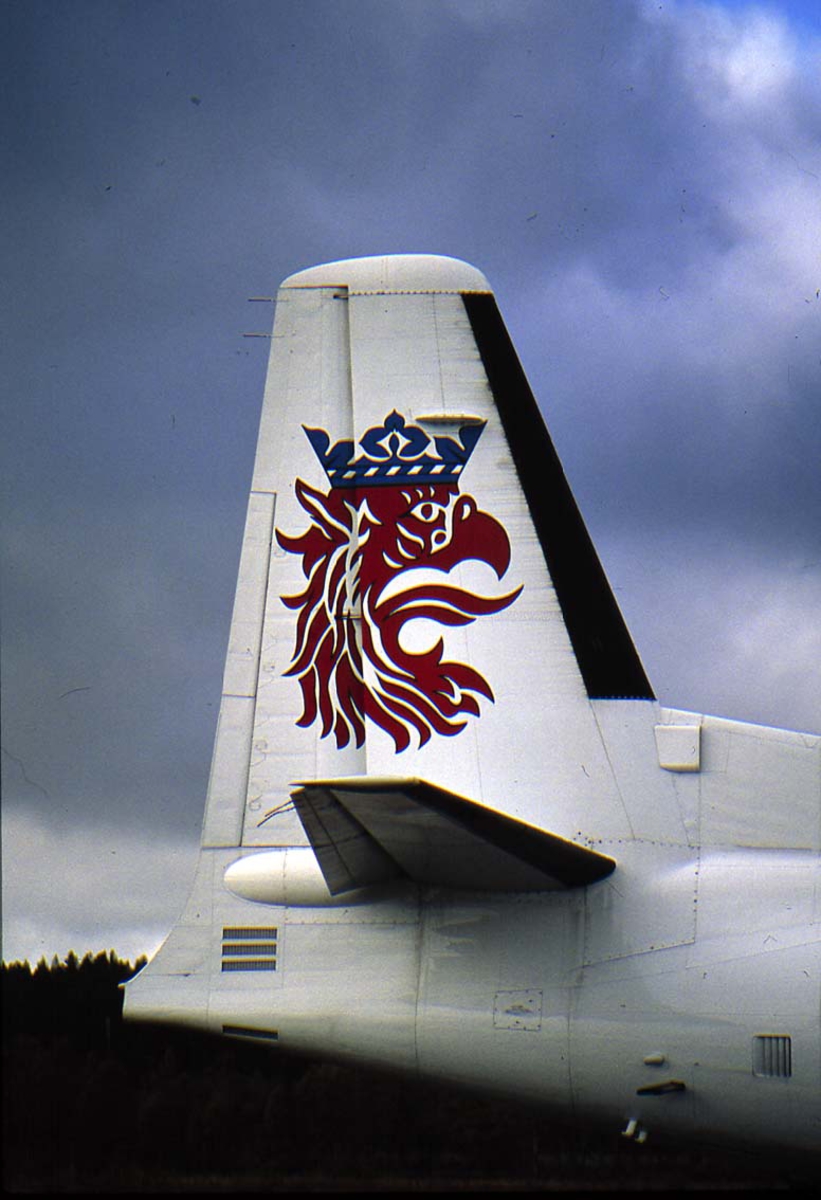 Lufthavn. Halepartiet med logo på Fokker F-27 Friendship SE-KGB fra Malmø Aviation.