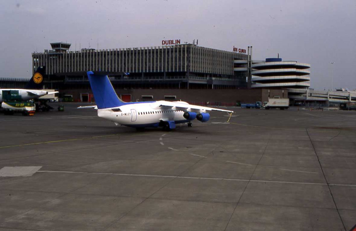 Ett fly på bakken, BAe 146-200A. G-WLCY (G-ZAPL).