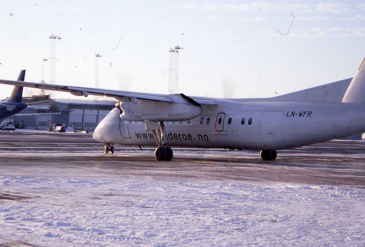 Ett fly på bakken , DHC-8-311 LN-WFR fra Widerøes. 