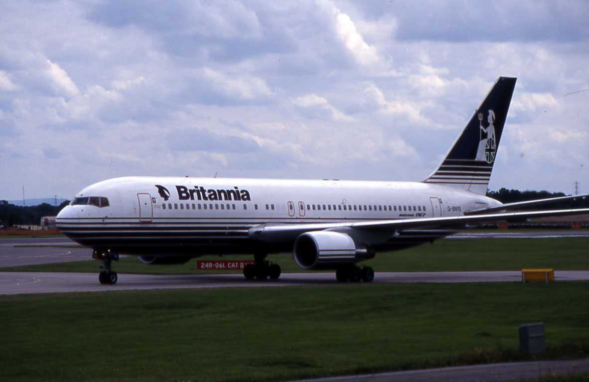 Ett fly på bakken, Boeing 767-204 G-BNYS Fra Britannia. MAN Manchester, England.