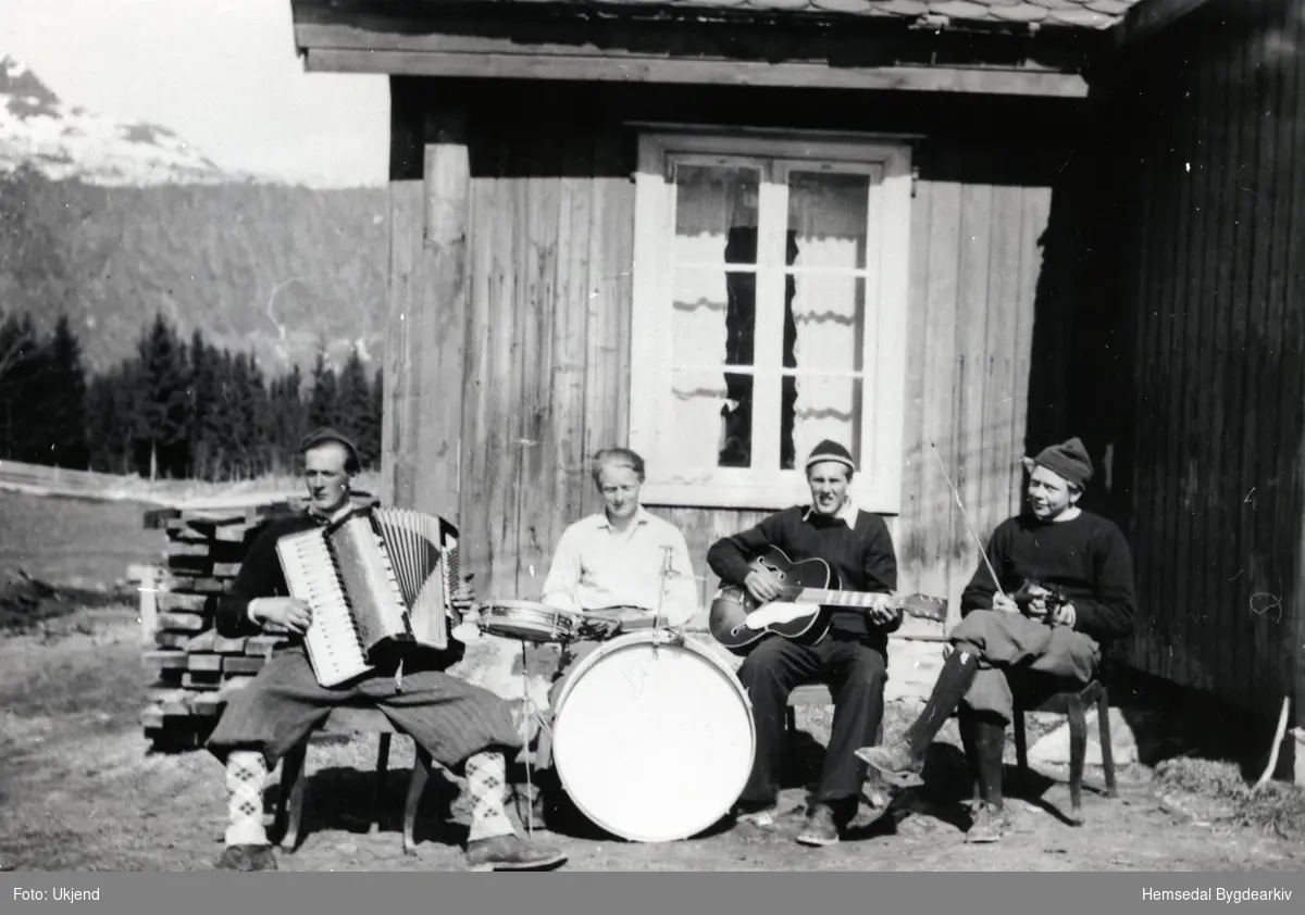 Thorsets kvartett på Snertehaugen ca. 1951
Frå venstre. Engebret K. Thorset, Engebret Snerthe, Arvid Jordheim og Ola E. Halbjørhus