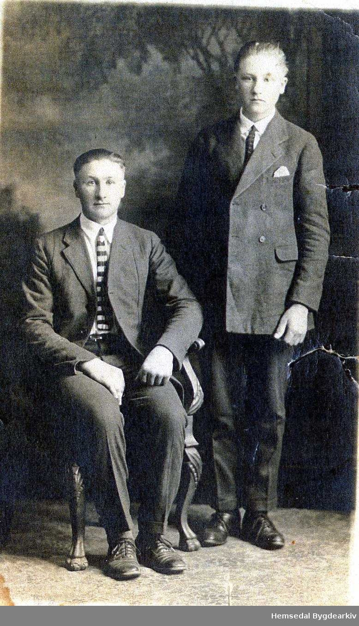 Andres  og Odd Bakko (Intelhusbakko)
Saman med dei andre i familien emigrerte dei til USA i 1924 og tok der namnet Bakken. Biletet er teke etter at dei hadde busett seg i USA.