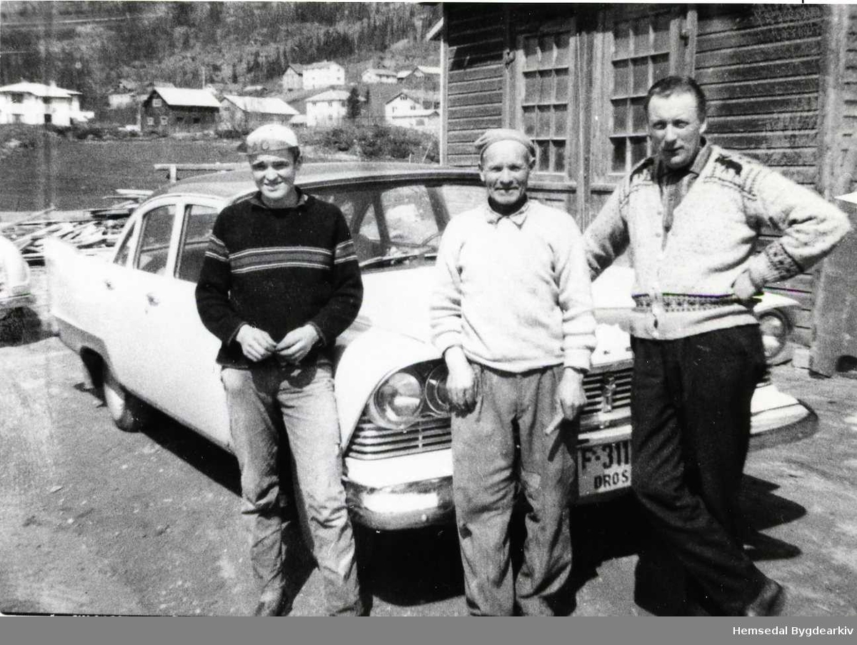 Ved verkstaden til Olaf Engene 1960-1962.
Frå venstre. Per Engene, Olaf Engene og drosjeeigar Andres Stensgård frå Gol