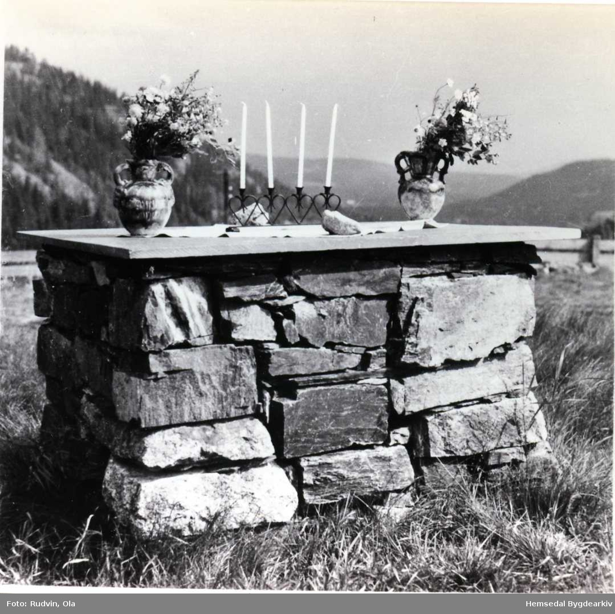 Steinalteret på Hemsedal stavkyrkjetomt, 1966
Minnehøgtid på stavkyrkjetomta 31. juli 1966.
