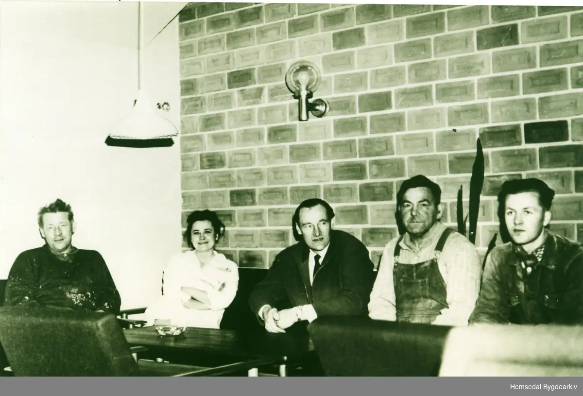 Skogstad Hotell i Hemsedal i 1964.
Frå venstre: Ola Ø. og Gudrun Thorset, eigarane av hotellet, Elles: Arne Gomsrud, Ola Solbakken og Anders Brandvoll