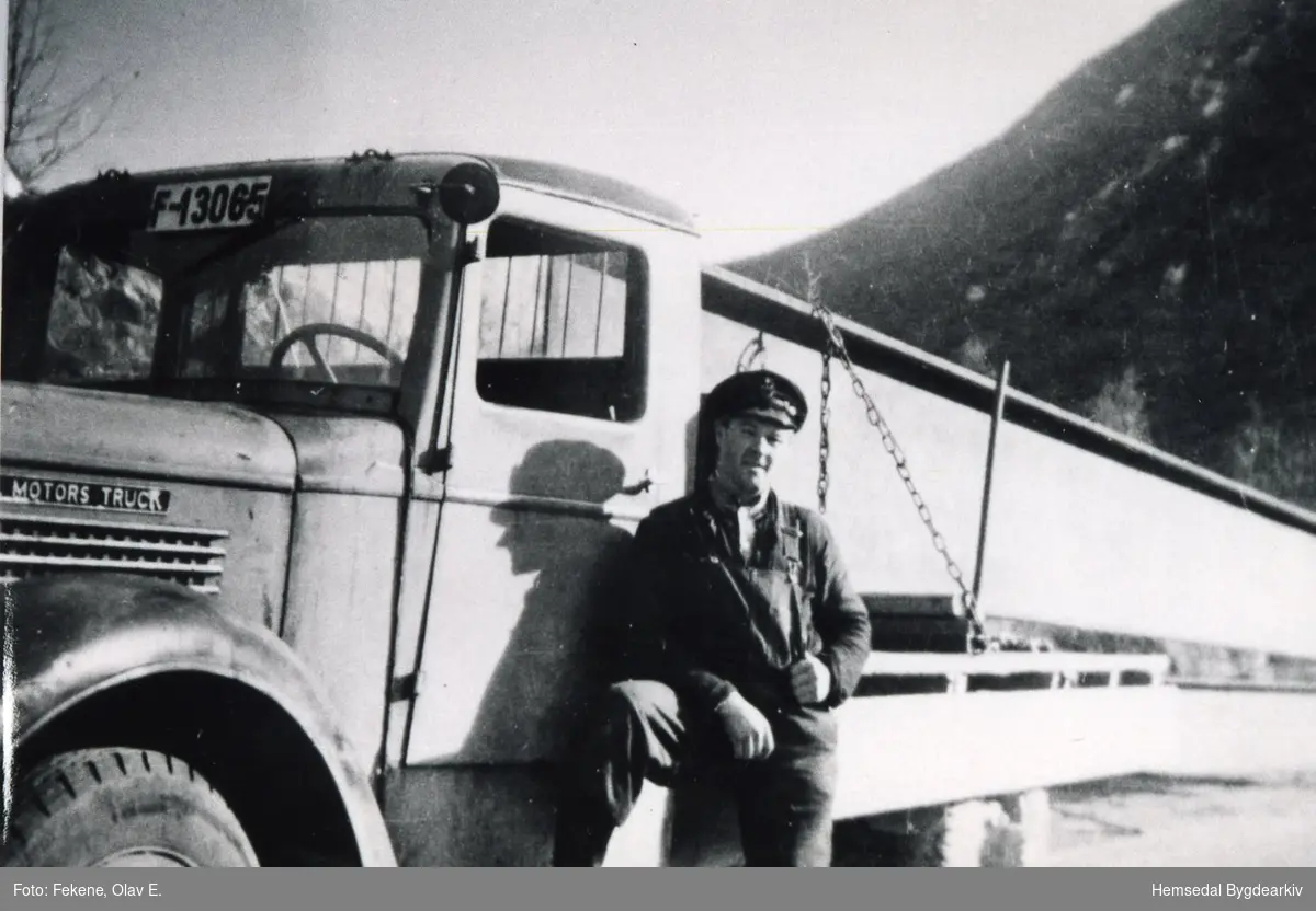 Olav E. Fekene transporterer jernbjelkane til Skøyten bru i Hemsedal i 1938.
Bjelkane var 21 meter lange, 1 meter høge og vog 6,7 tonn kvar.