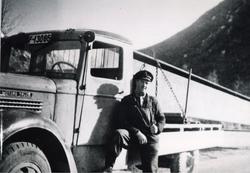Olav E. Fekene transporterer jernbjelkane til Skøyten bru i 
