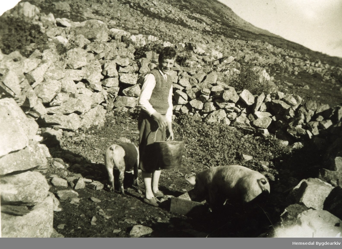 Ingvar Bjerkheim som "griskokk" på Kvannegrø i Hemsedal,ca. 1935