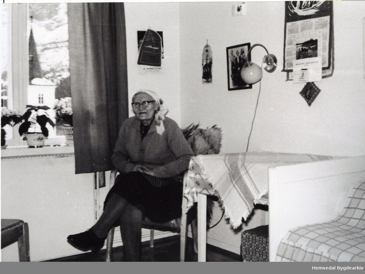 Anne Gunnvaldgard på rommet sitt på Hemsedal Bygdaheim, ca. 1970
