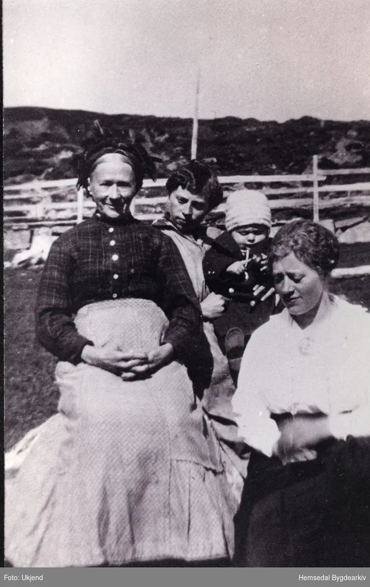 Karen Rese, Margit  og Oline med sonen Ivar Olav.
Biletet er teke i 1915 på Rese, 80.1
