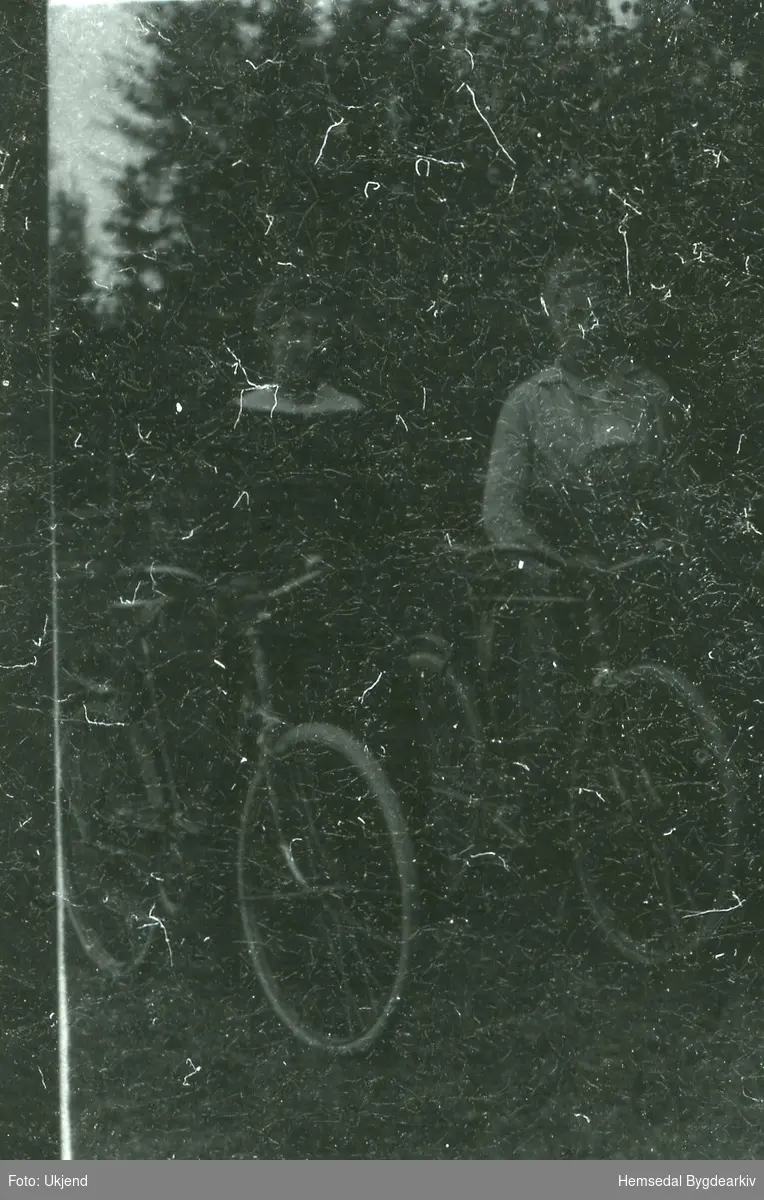 Anne Haugo og Margit Myren frå Hemsedal på sykkeltur. Fototgrafiet er teke ca. 1910