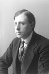 Studioportrett av en mann i halvfigur.