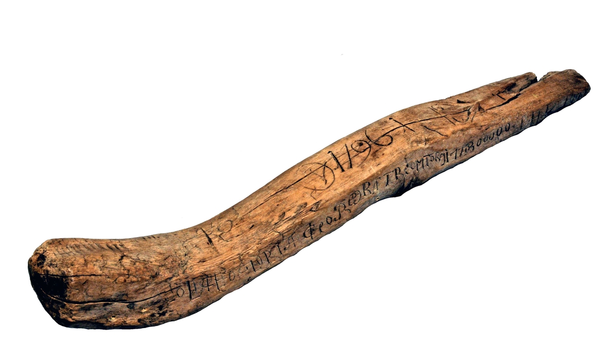 En trænabb med runeskrift.

En simpelt tiløkset nabb av birketræ, der har vært indstukket i en revne i væggen paa gaarden Øvre Kvammes laave. Den anvendtes til at hænge kornselden paa. Paa oversiden
indskaaret et ornament og aarstallet 1796. Paa langsidene indskaaret:------------------
Sjå orginalkatalogen.
Dette er formentlig et slags runealfabit for bonderuner. Giveren mente at endel av bokstaverne i ældre tid var indskaaret av de folk, der tresket korn paa laaven.
Gave fra gaardbruker Haakon Øvre Kvamme, Borgund.   