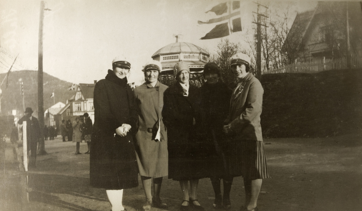 Unge kvinner med sangerluer, fotografert foran paviljongen i generalhagen - på 17. mai, kanskje?