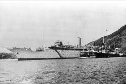 "Stella Polaris" til venstre, med ubåt og andre mindre fartø