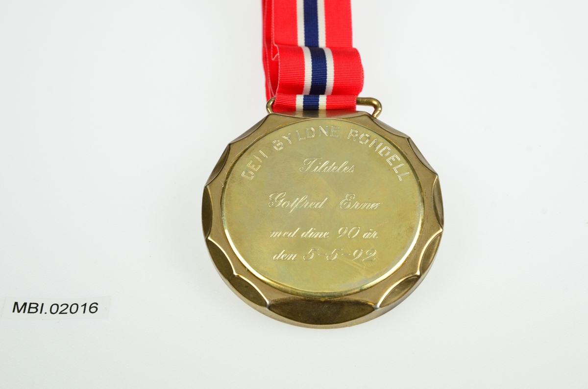 Gullmedalje  gitt av venner på Godtfred Ernøs 90 års dag i 1992r.