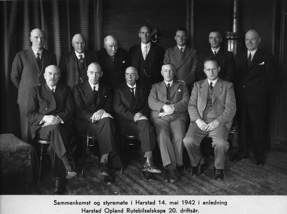 Gruppeportrett med styremedlemmer og styreveteraner i HORB, tatt i forbindelse med 20-årsmarkering, 1942.