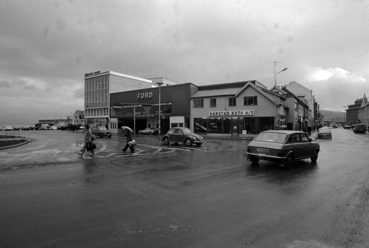 Strandgata i Harstad sentrum. I bakgrunnen Bergen Bank og Harstad Auto.