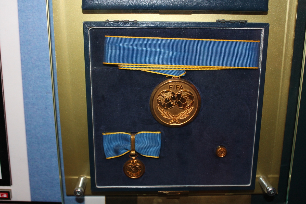 Medaljong i 3 størrelser med pyntebånd på de 2 største i medalje-eske