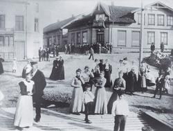 Fra Selbak (Selbakk, Sellebakk). Bymiljø med mennesker.  Rep