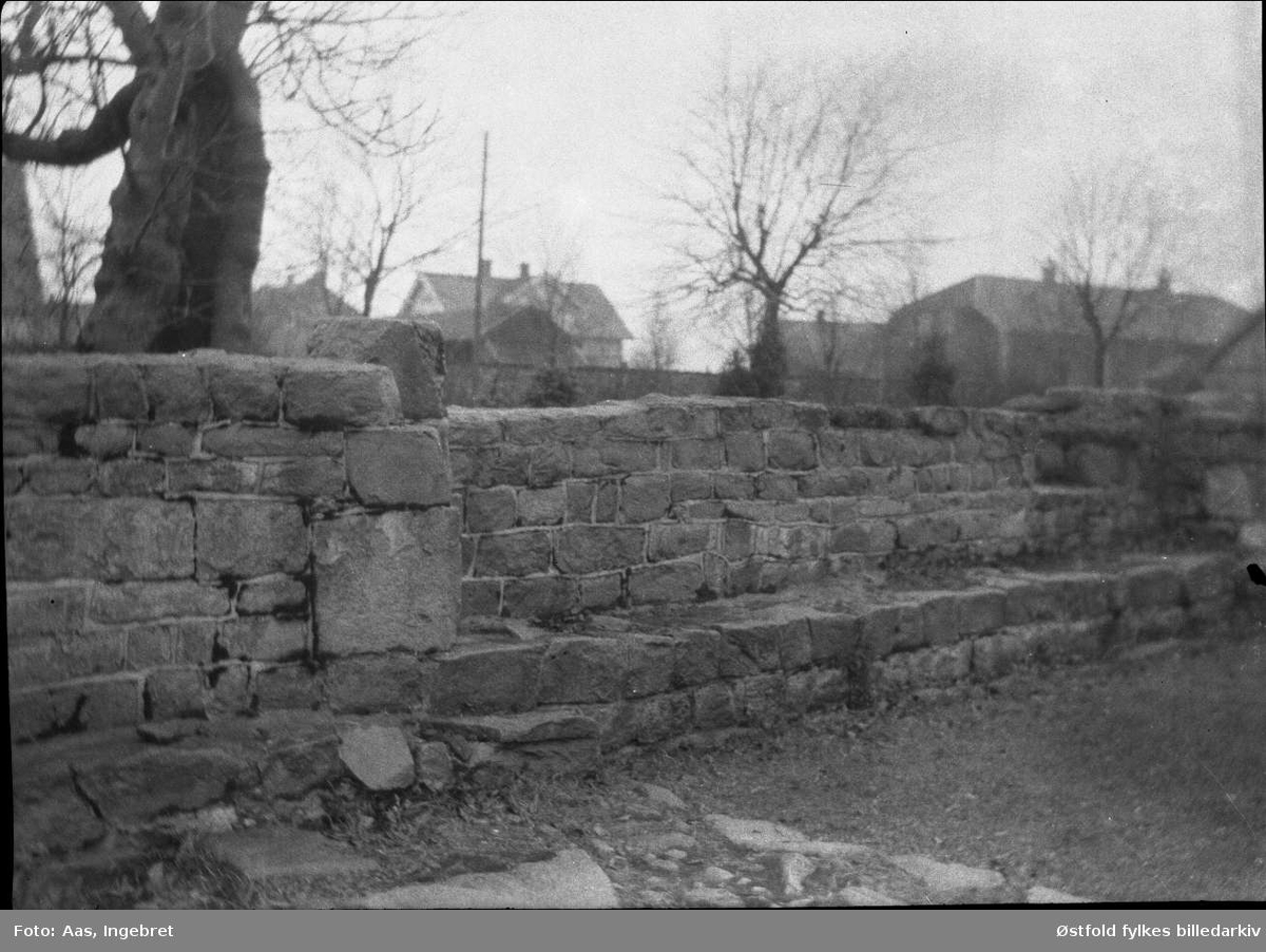 Ruinparken (Nikolas-kirkens ruiner), Borgarsyssel Museum ca. 1925.