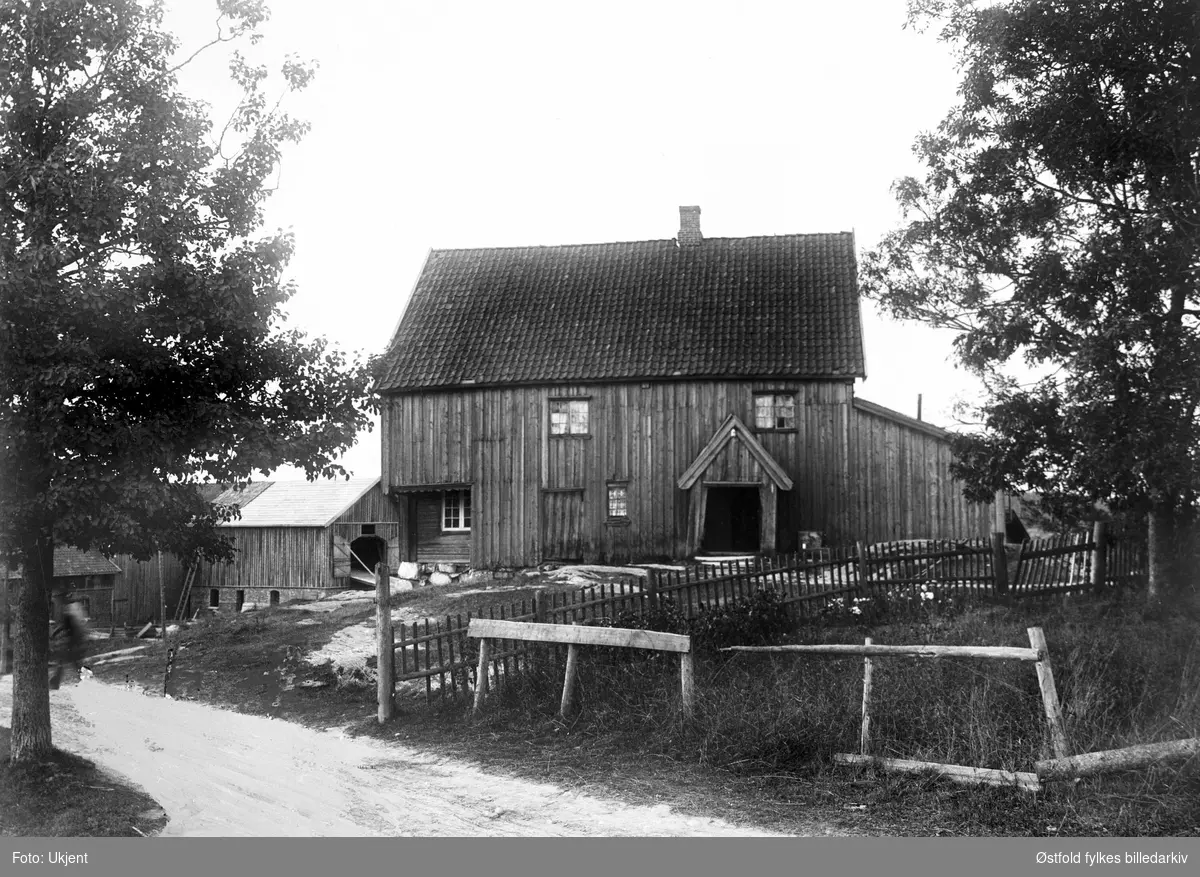 Hovedbygningen på gården Hovim nordre i Spydeberg 1925. 
Antakelig oppført ca.1770. Tillegg til høyre i bildet oppført som kontor av Johs. Hovim som eide gården 1856-1899. Restaurert 1927-1928.