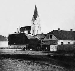 Sarpsborg torg, 1860, med den første kirken og rådstuen som 