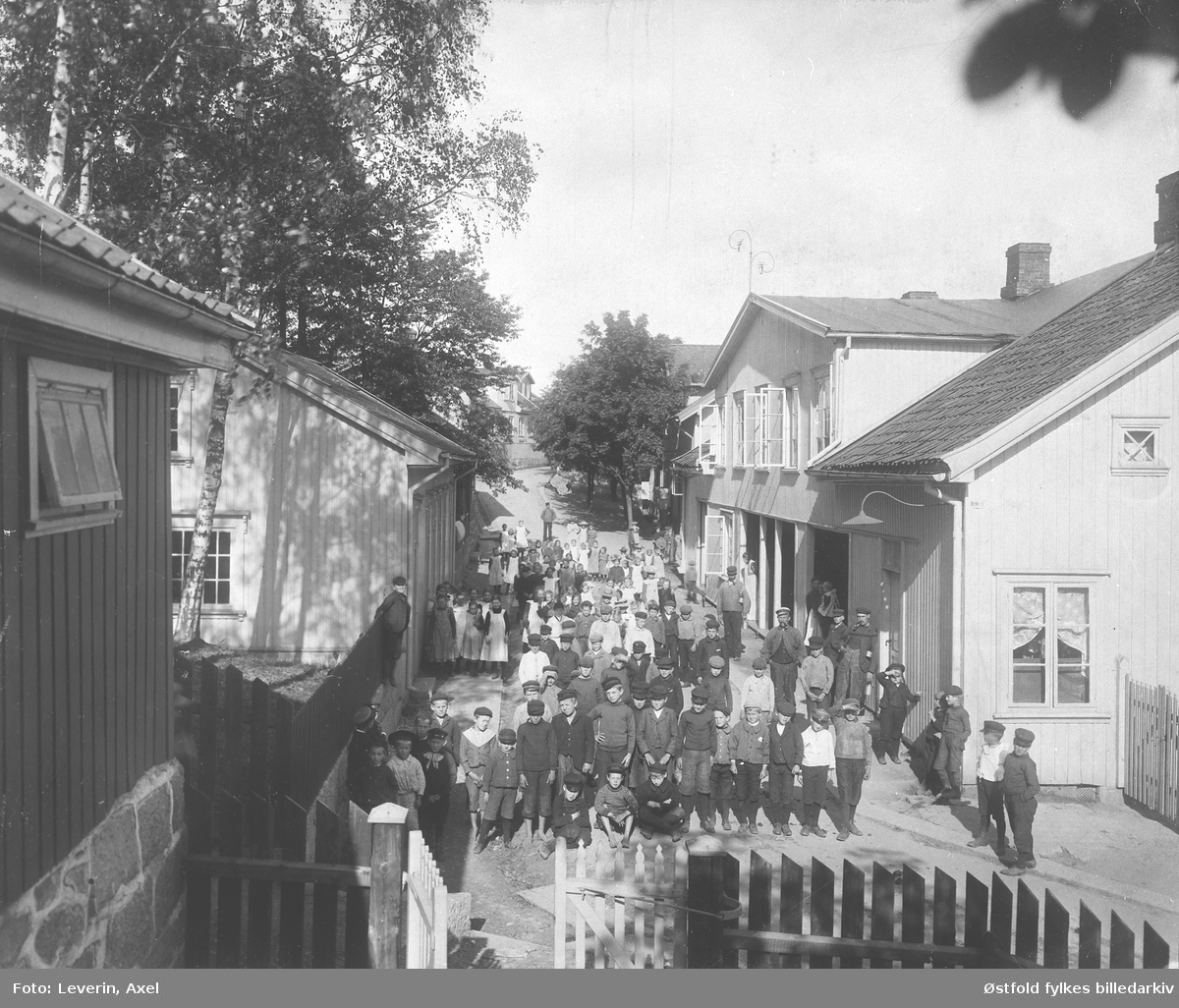Barna fra Gressvik brugs skole oppstilt i gata mellom skolebrakka og skolebygningen.