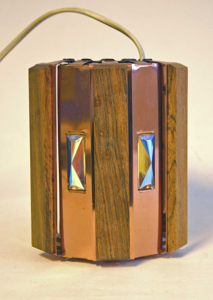Sylinderforma hengelampe - dekorelement i teak og prismeglas