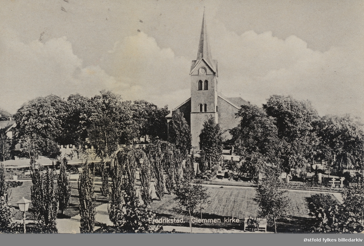 Glemmen kirke og park. Tatt fra Vallefjellet. Bygget i 1852/53, den brant ned til grunnen i 1944. . Postkort.