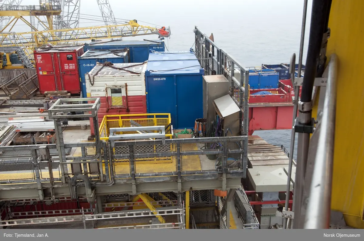 Containere og utstyr ved boreseksjonen på Statfjord C - sett fra kran nr.2.