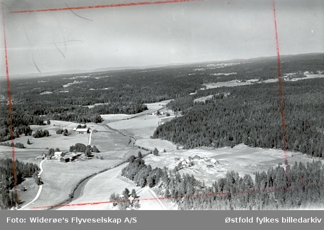 Flyfoto av gården Holstad (gnr. 66-1) nærmest til høyre og gården Tisbjørnrud (gnr. 96-1) til venstre i bildet.