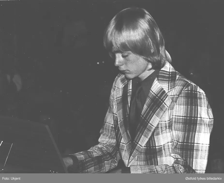 Festival i Speilet kino, høsten 1972. Yamaha musikkskole i Fredrikstad. 
Ved orgelet elev Geir Langslet Eriksen.