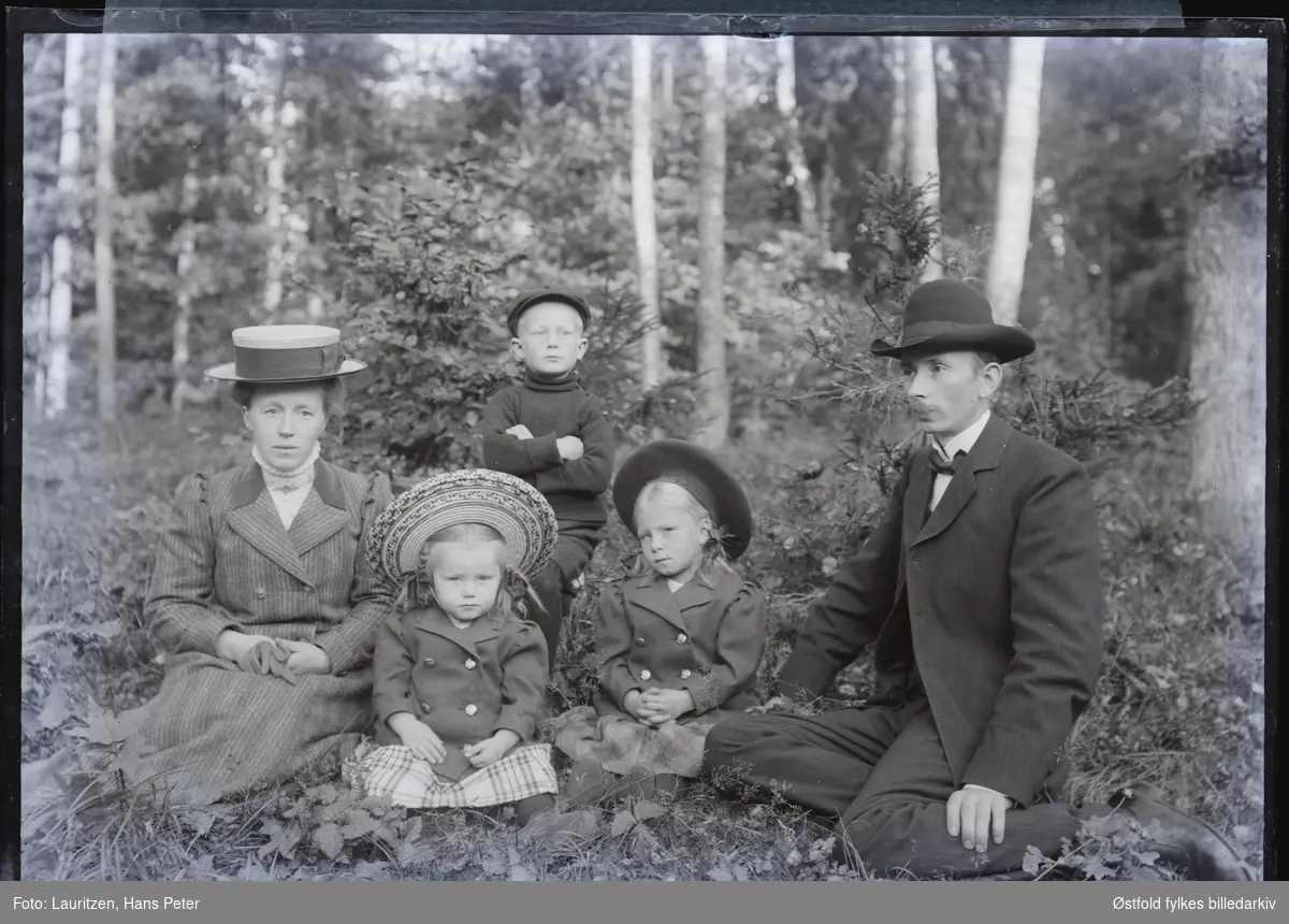 Fotograf Hans P. Lauritzen med familie på tur i skogen, ca 1910.

Fra venstre: Lagertha Marie Lauritzen, Solveig Elvira Lauritzen, Robert William Lauritzen, Ingertha Lauritzen og Hans Peter Lauritzen, som tar bildet med selvutløser.