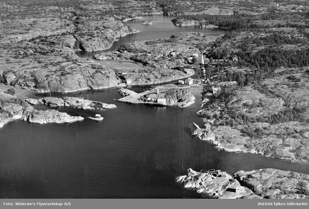 Oversiktsbilde over Papperhavn, Vesterøy, Hvaler i septembe 1951. Flyfoto/skråfoto.
