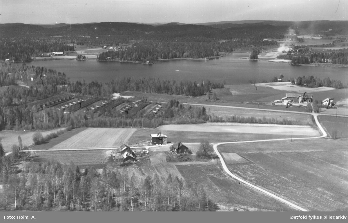 Gården Bjerke søndre i Eidsberg, flyfoto fra 27. mai 1957.
Tidligere eier Sigvart Bjerke, Lundeby, Hærland.
Mangler gårds og bruksnummer.