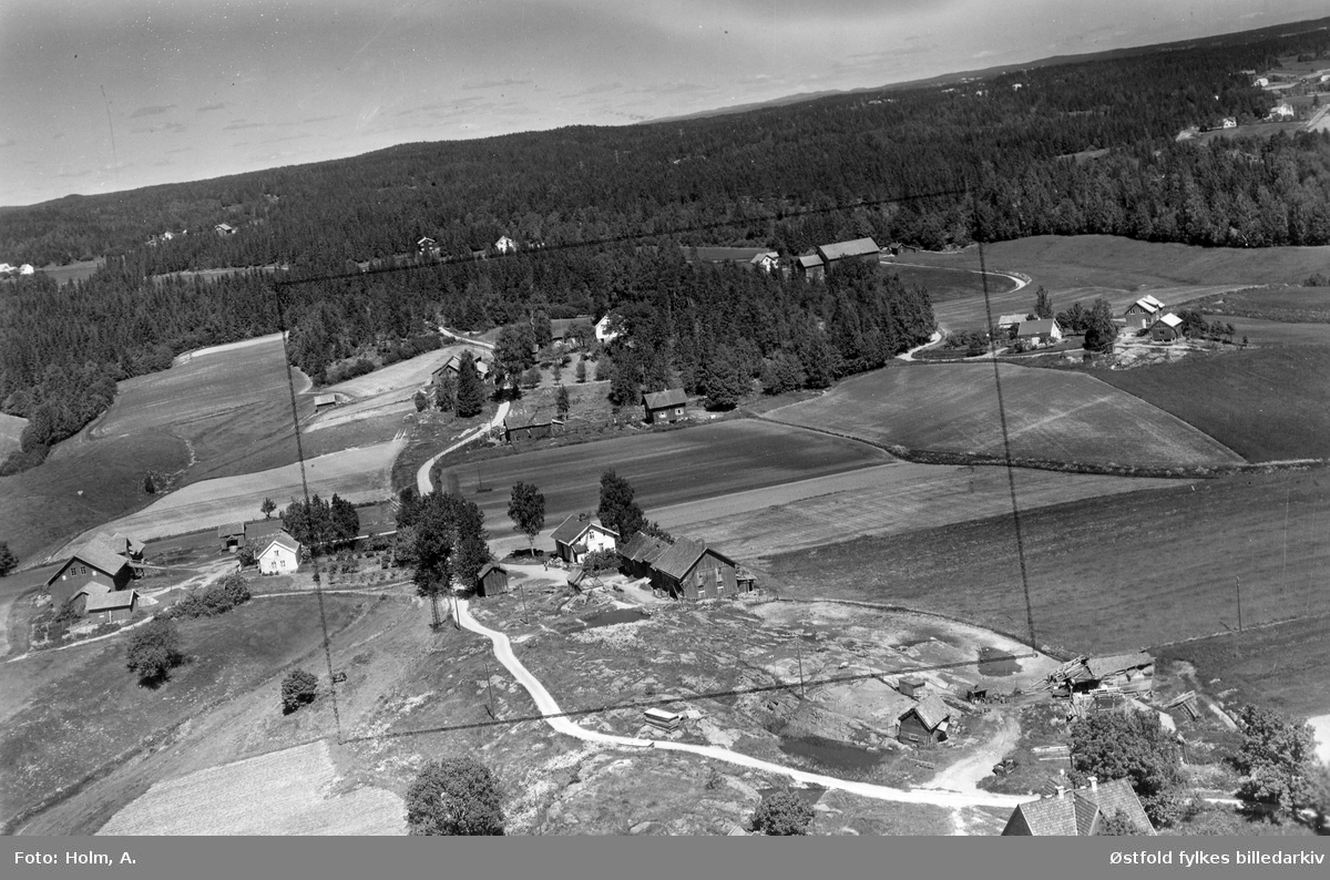 Åmodt gård  i Skiptvet, flyfoto 20. juni  1957. Søndre Aamodt gård til ventre.