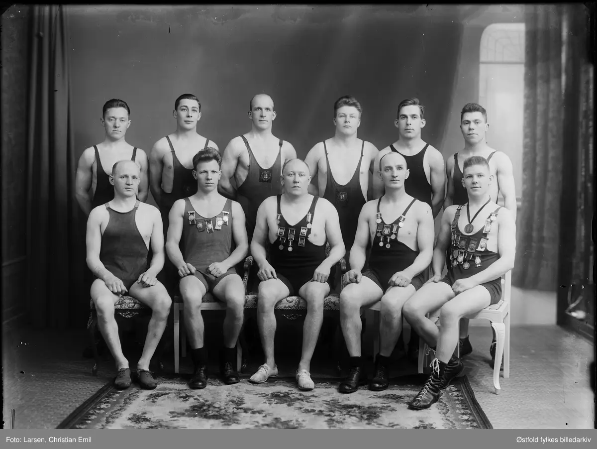 Turn & IL National (stiftet 30. november 1905) er et idrettslag fra Sarpsborg i Østfold. Klubben har utmerket seg mest i bryting og vektløfting.

Første rekke fra venstre:
1. A. Johnsen
2. E. Hansen
3. A. Hansen
4. K. Jonassen
5. S. Martinsen

Andre rad fra venstre:
1. H. Næss 
2. W. Raab
3. I. Nilsen
4. T. Mikalsen
5. H. Nilsen
6. Knut Næss