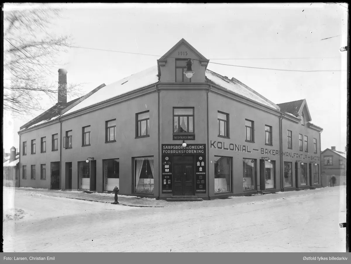 Sarpsborg og omegns Forbrukforening. Kolonial, bakeri, manufaktur, skotøy. 
Karsten Halvorsen tannlege kontor i 2. etasje. Huset bygd 1915.