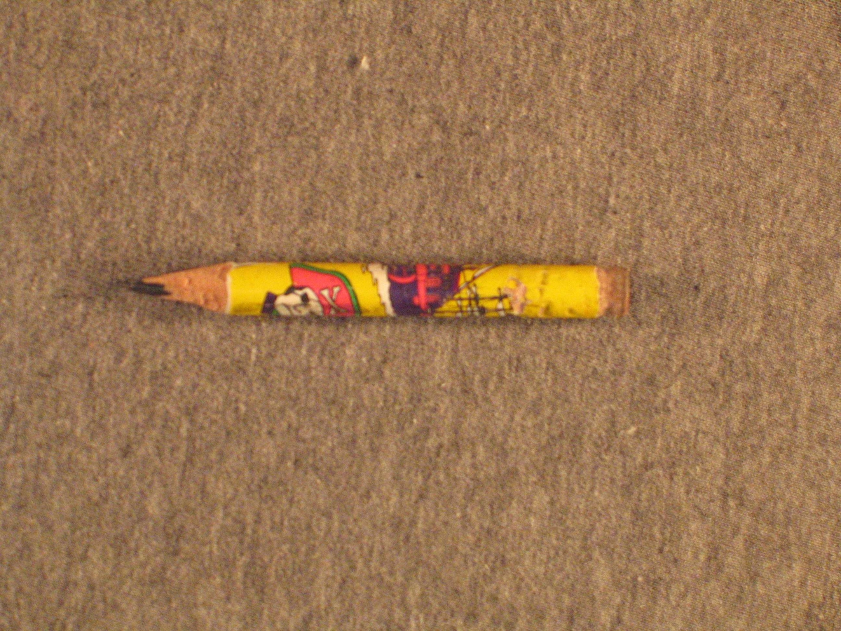 Brukt blyant dekorert med sjørøvarmotiv. Bakerste delen er toggen på. Spissa med kniv.