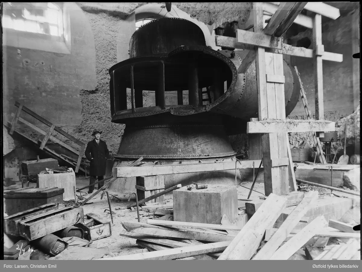 Ukjent fabrikkinteriør- mann med hatt,  2. april 1936.