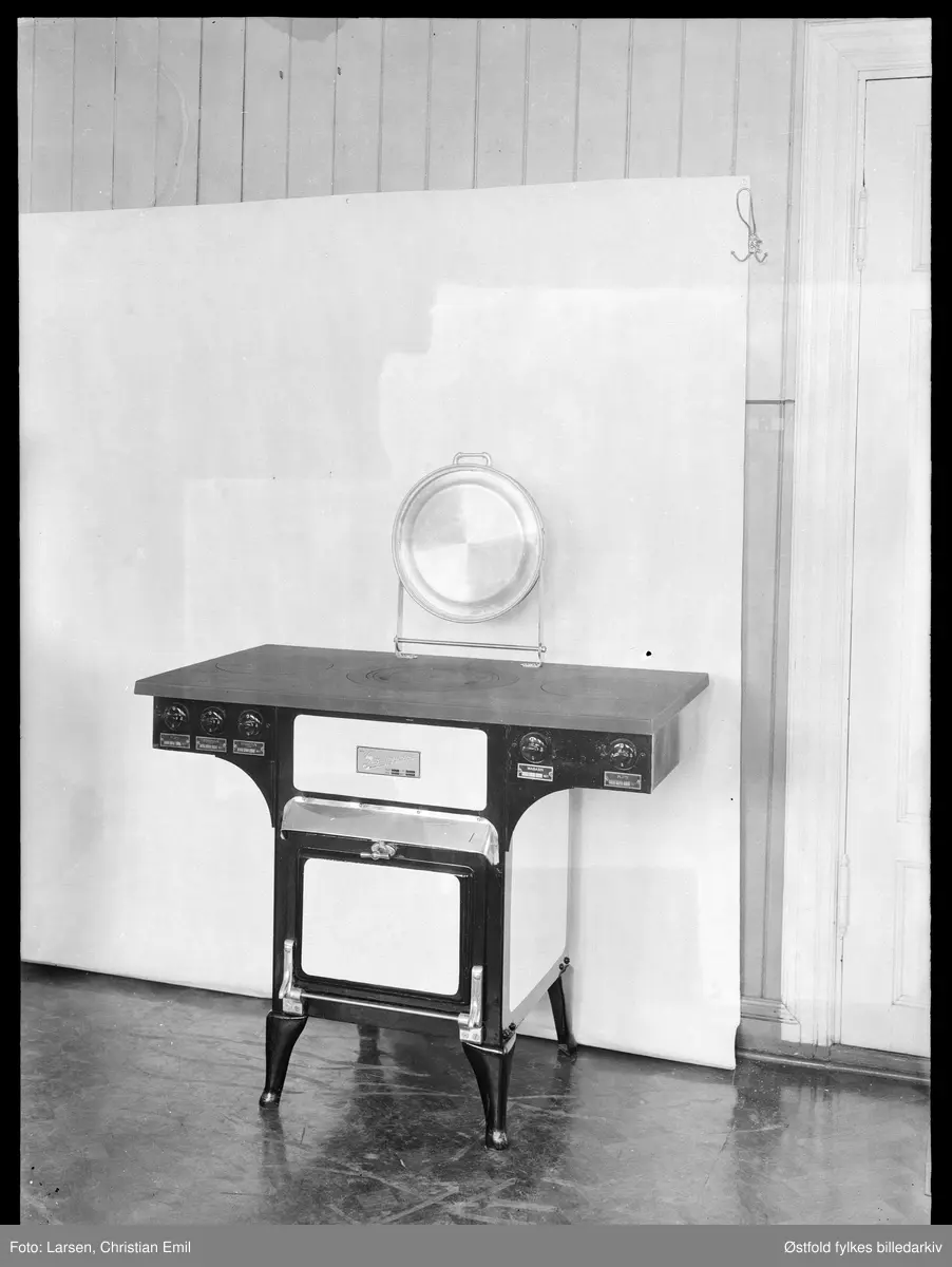 Sarpsborgkomfyren, reklameopptak. Komfyr med magasin med tredobbel topp.