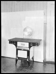 Sarpsborgkomfyren, reklameopptak. Komfyr med magasin med tre