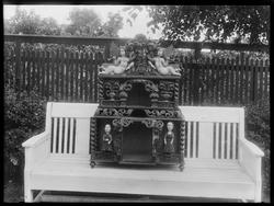 Bokhylle eller postillhylle  avfotografert ute på hagebenk. 