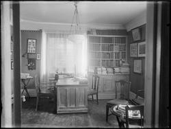 Interiør fra bibliotek/kontor i bestyrerbolig ved Kalnes jor