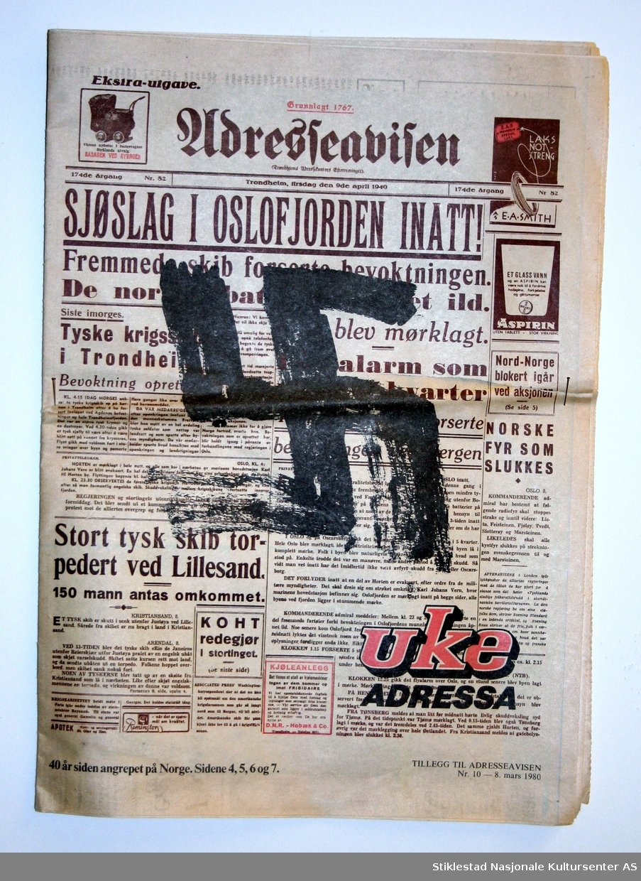 Adresseavisen i "norsk" tabloidformat på 24 sider. Framside med "malt" svart hakekors". Minneavis utkommet 8. mars 1980 (kopi av avis utgitt  tirsdag 9de april 1940).