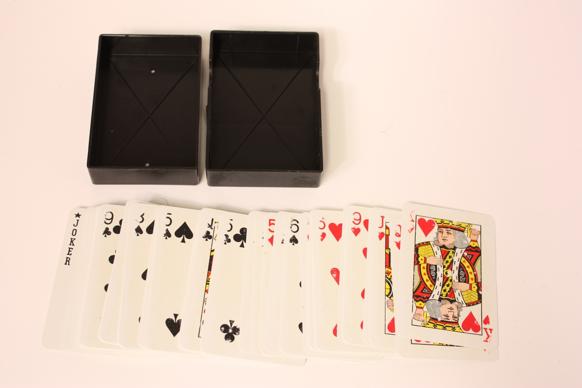 Kortstokk i plastetui, 52 kort med tillegg av to jokerar og eitt kort for etterbestilling av manglande kort.