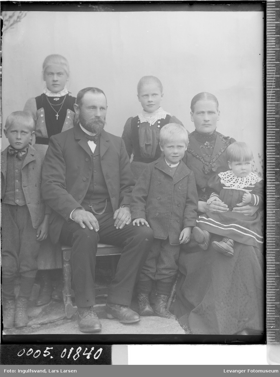 Gruppebilde av en mann, en kvinne, en ungdom og tre barn.
