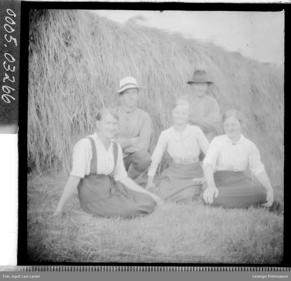Gruppebilde av tre kvinner og to menn ved en hesjestaur.