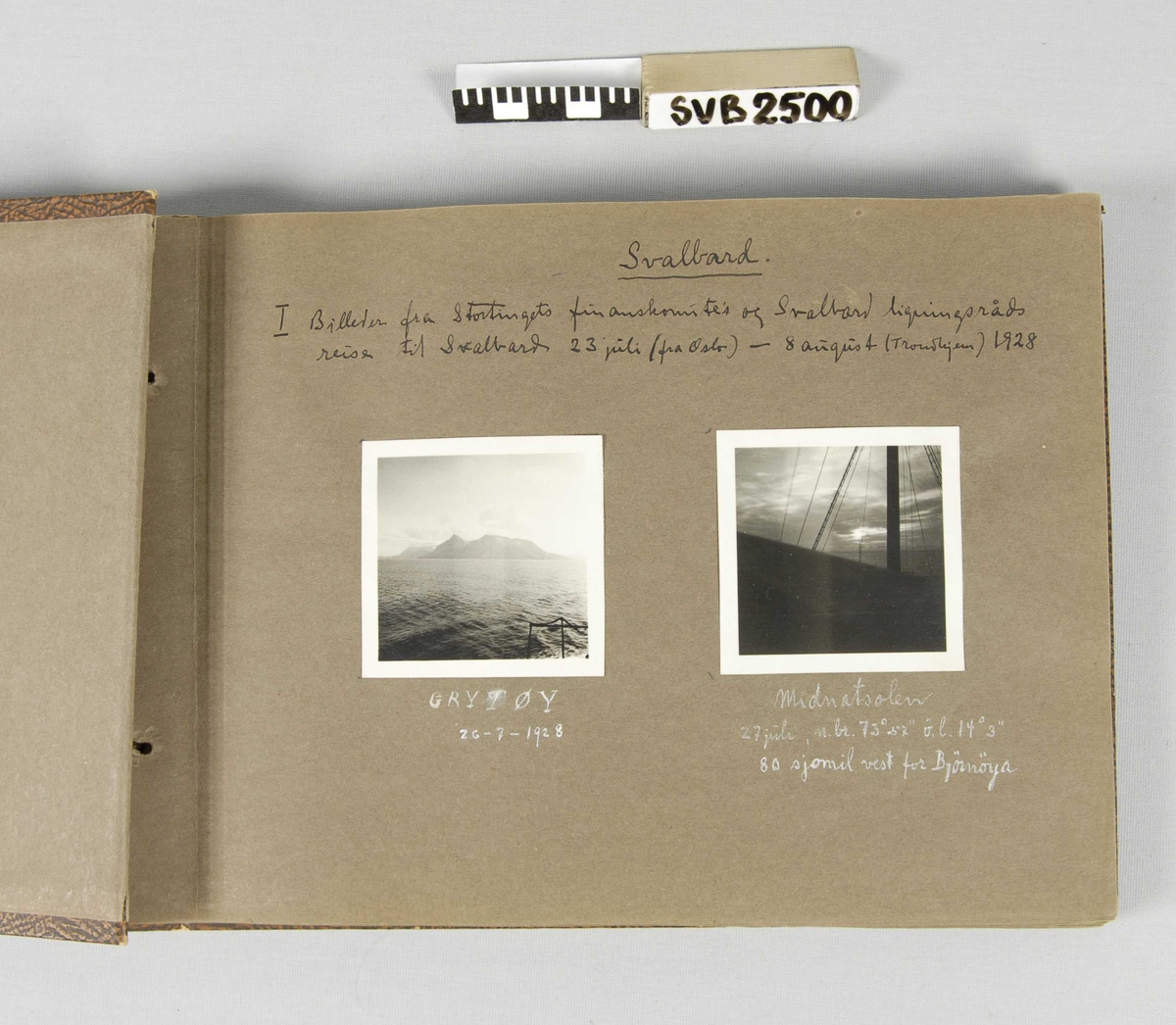 Fotoalbum i brunt kunstskinn, liggende format, 2 huller og snor gjennom kortenden. Brun kartong med pålimte sort-hvitt fotografier og tekst. Fra perioden 1928 - 1930.